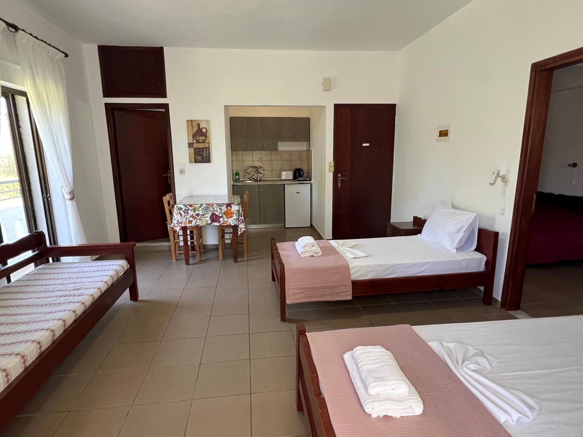 Zourpos Studios & Apartments Kalyves Ngoại thất bức ảnh